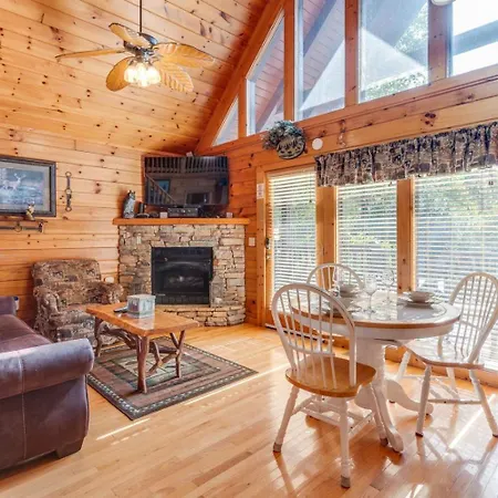 Hugs N Kisses Pool Table Hot Tub Pool Table Community Pool Close To Downtown Gatlinburg